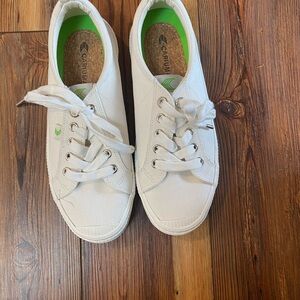 Cariuma White Canvas Sneakers